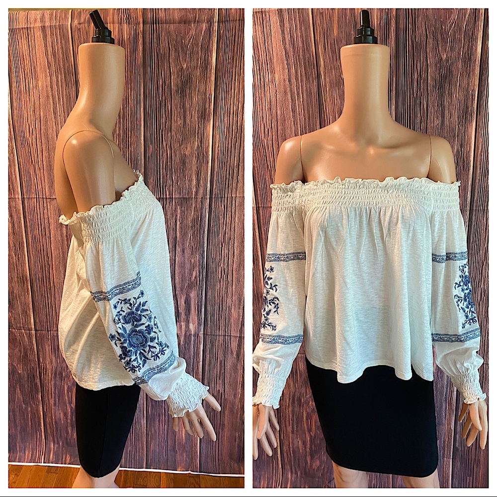 American Eagle size medium white & blue floral embroidered boho peasant blouse